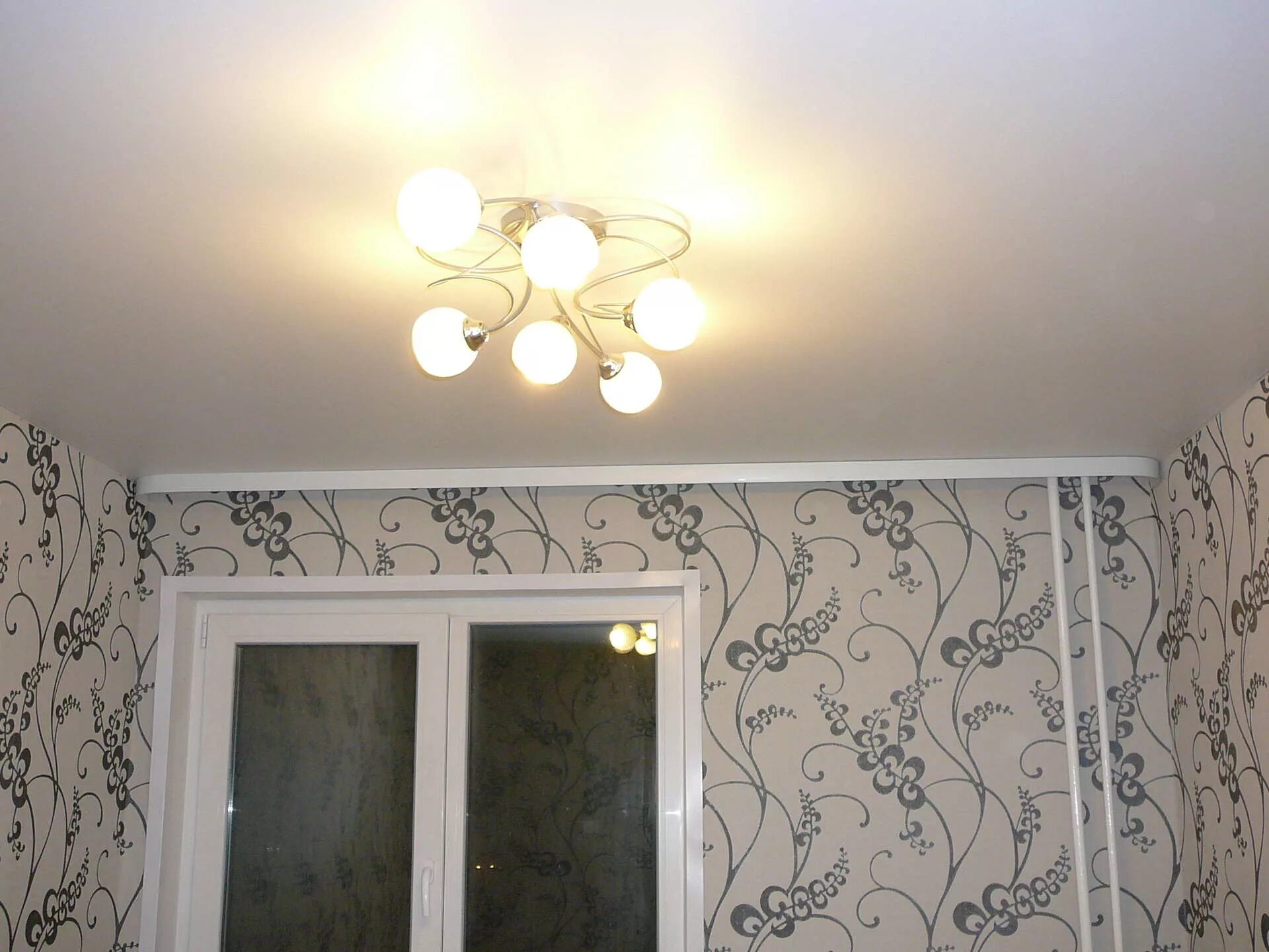 натяжной потолок матовый с плинтусом. натяжной потолок без плинтуса. потолочный плинтус для натяжных потолков. натяжной потолок матовый без плинтуса. 172.