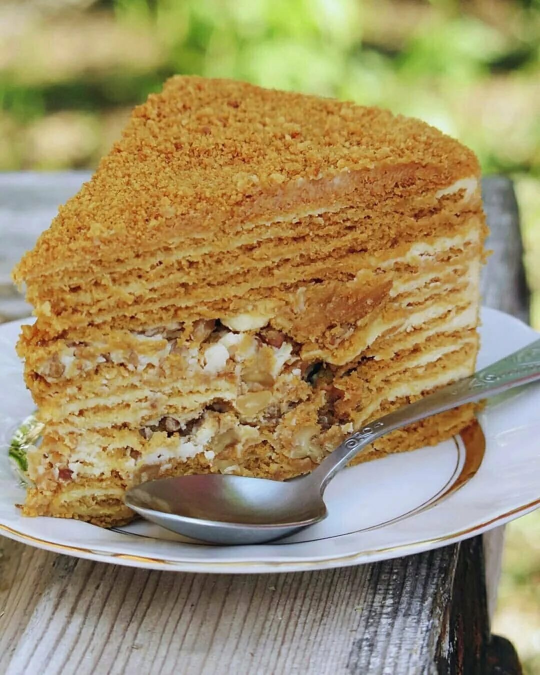 Вкусный медовый торт. Торт медовик. медовый торт медовик. медовик классический. торт медовый классический.