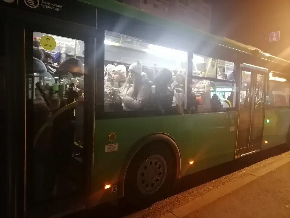 Автобус был переполнен. Автобус тюмень. переполненный автобус вечером. двухэтажный автобус тюмень. рейсовые автобусы в тюмени.