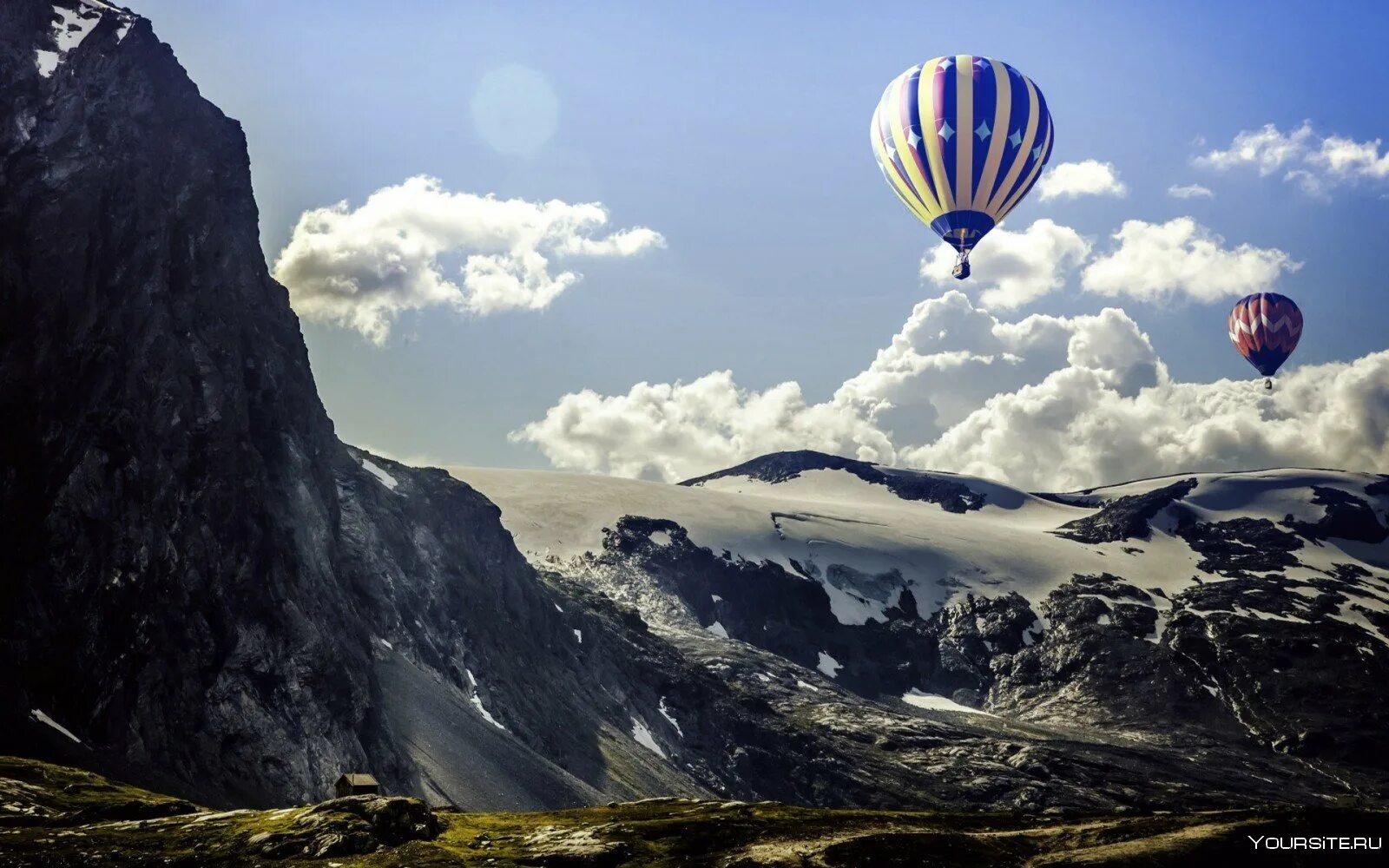 Высота полета шара. Воздушный шар. Воздушный шар над горами. Vozdushnyye shar. Пейзаж с воздушным шаром.
