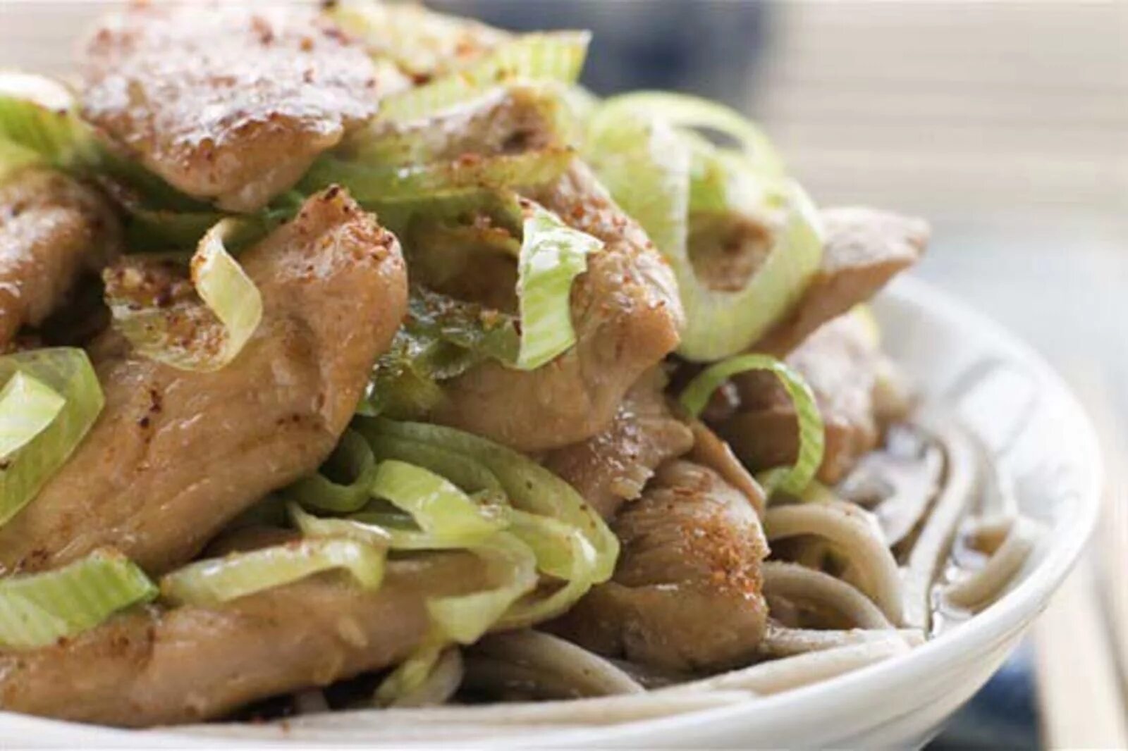 курица с луком пореем и сливками. курица с луком пореем. курица в сливочном соусе с луком парей. куриные грудки с луком-пореем. блюда с луком.