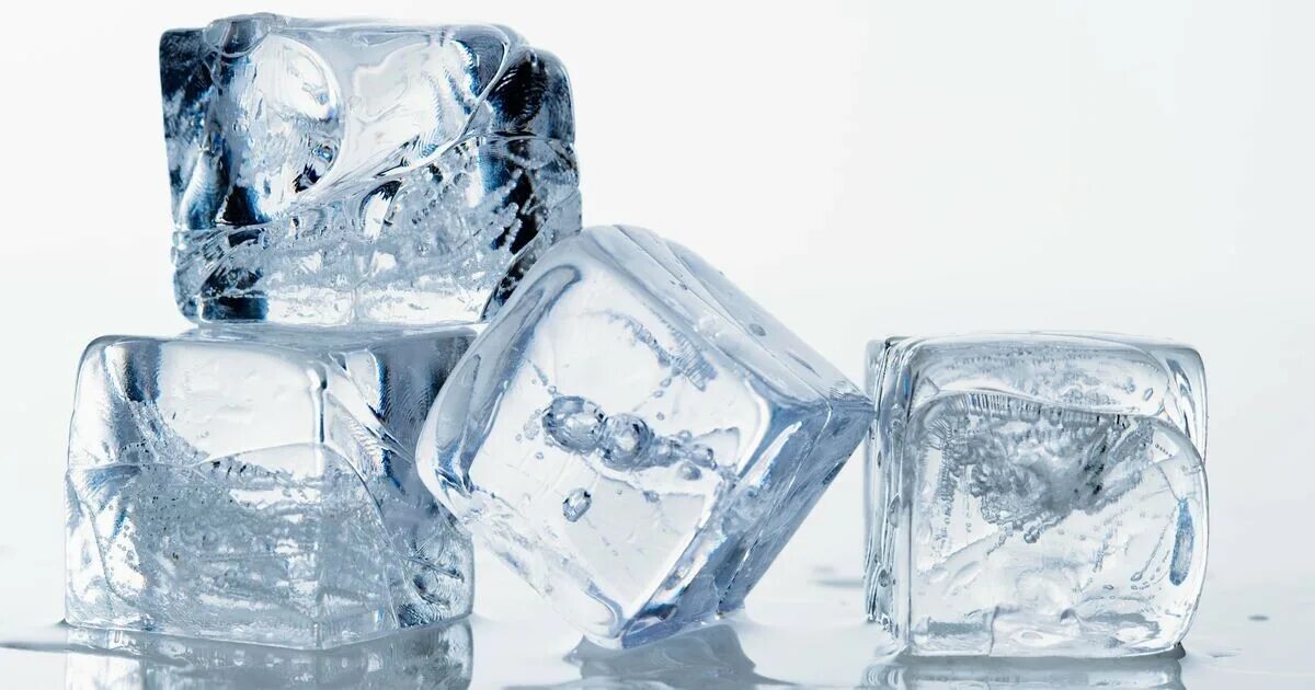 Ice cube лед. Лед на белом фоне. Кубики льда фон. Кусочки льда текст. Кубики льда на сером фоне.