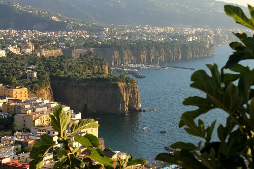 Сорренто улицы. Поздний в сорренто. Соренто поздний. Неаполь вечерняя набережная. Италия сорренто вечерний вид.