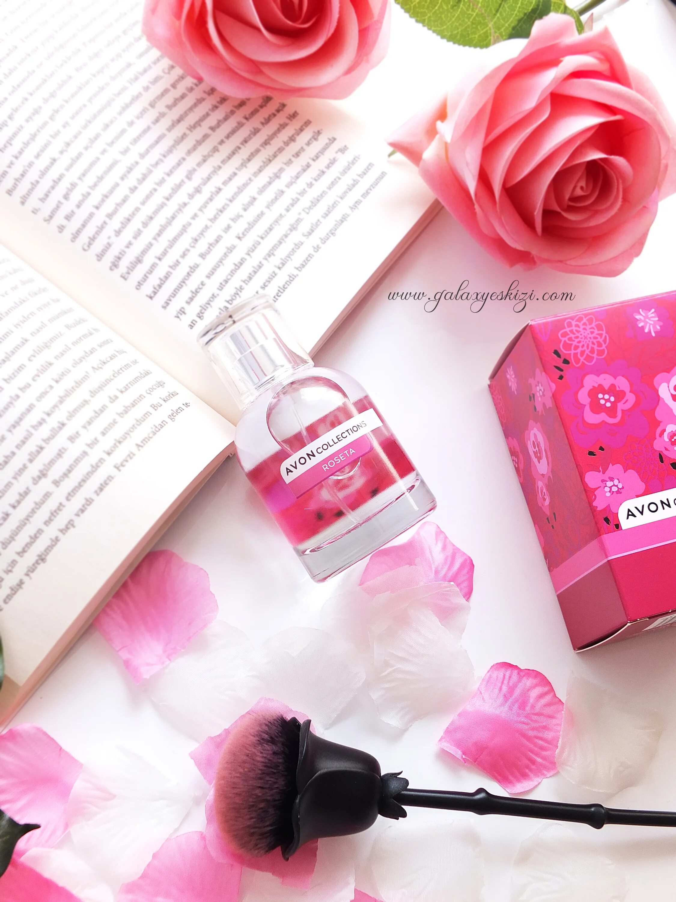 Avon collections. Lila эйвон туалетная вода. Эйвон вода collections Roseta. Туалетная вода эйвон collections powerful Flowers Roseta-EDT. Эйвон духи powerful.