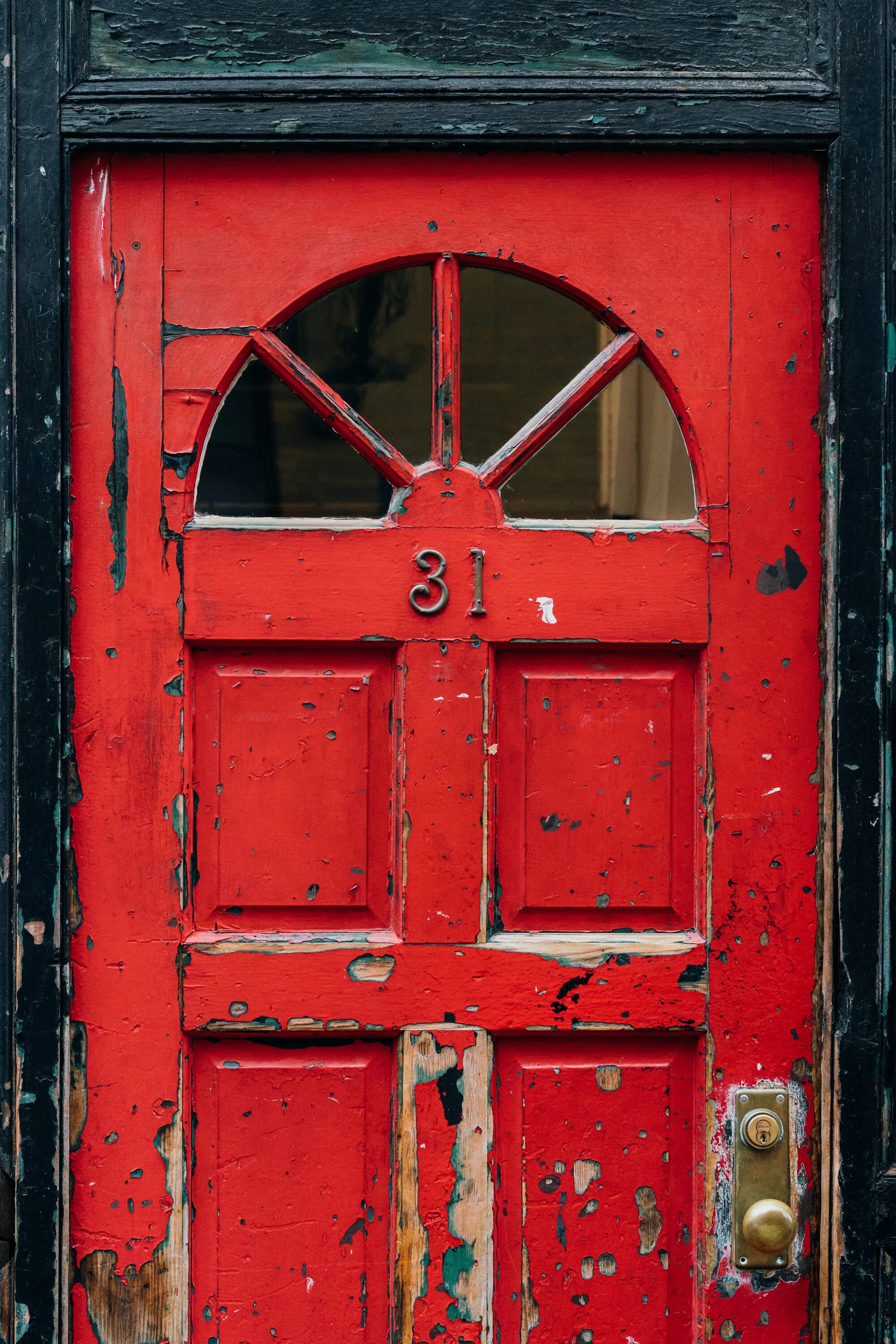 Рогинский красная дверь 1965. Старинная дверь. Красная дверь. Старинная дверь красная.