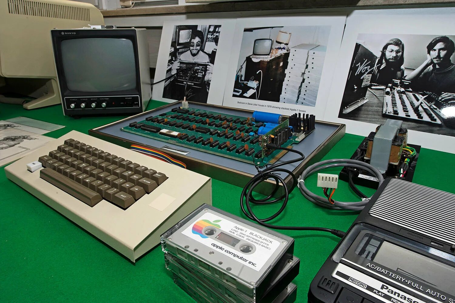 Apple 1 1976. Первый компьютер Эппл 1. Компьютер Эппл 1976. Первый компьютер Apple 1976.