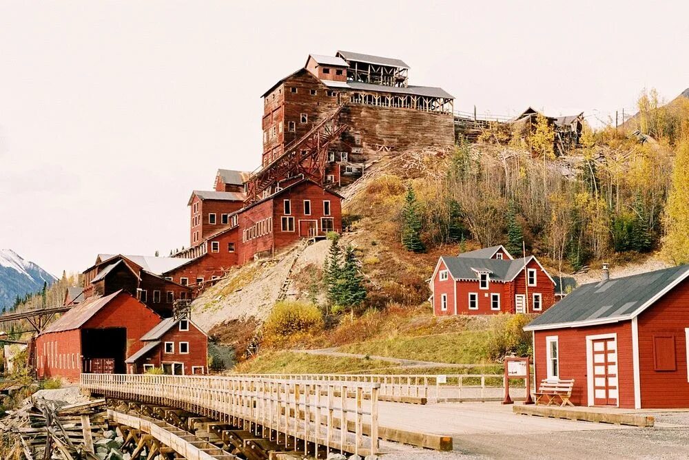 Mining town. Кеннекотт Аляска. Город Кенникот, Аляска. Аляска город призрак. Маккарти Аляска.