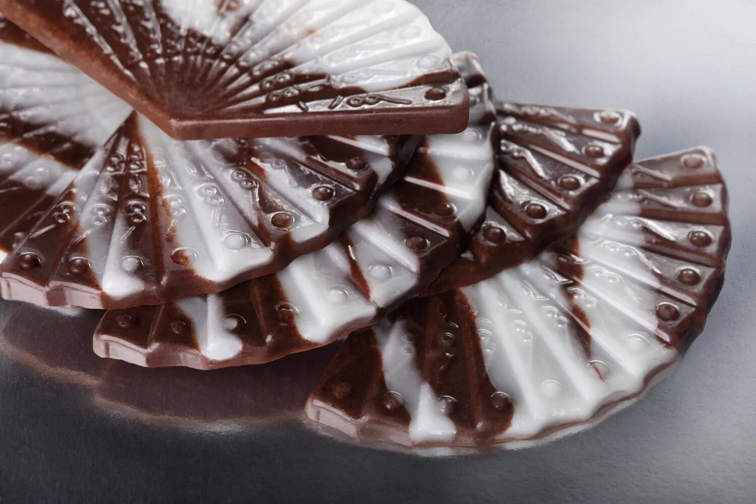Шок глазурь. Глазурь кондитерская "веер малахит" (уп 1 кг). Веер из шоколада. Декор из шоколада веер. Веер из шоколада на торт.