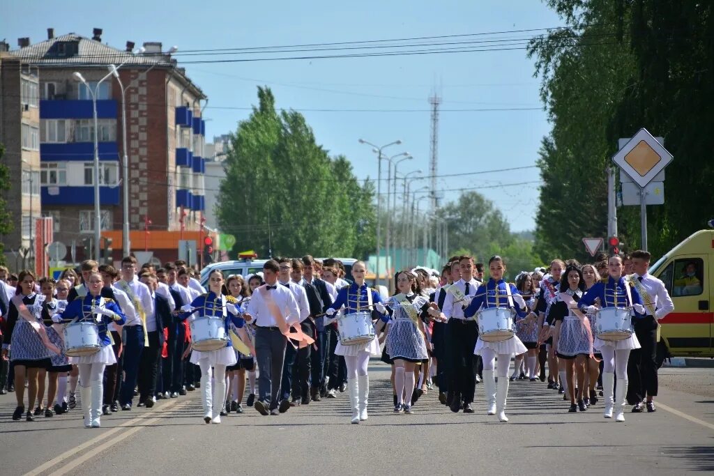 Новости янаула на сегодня. Янаул 2022. Центральная площадь Янаул. Шествие выпускников. Шествие выпускников последний звонок.