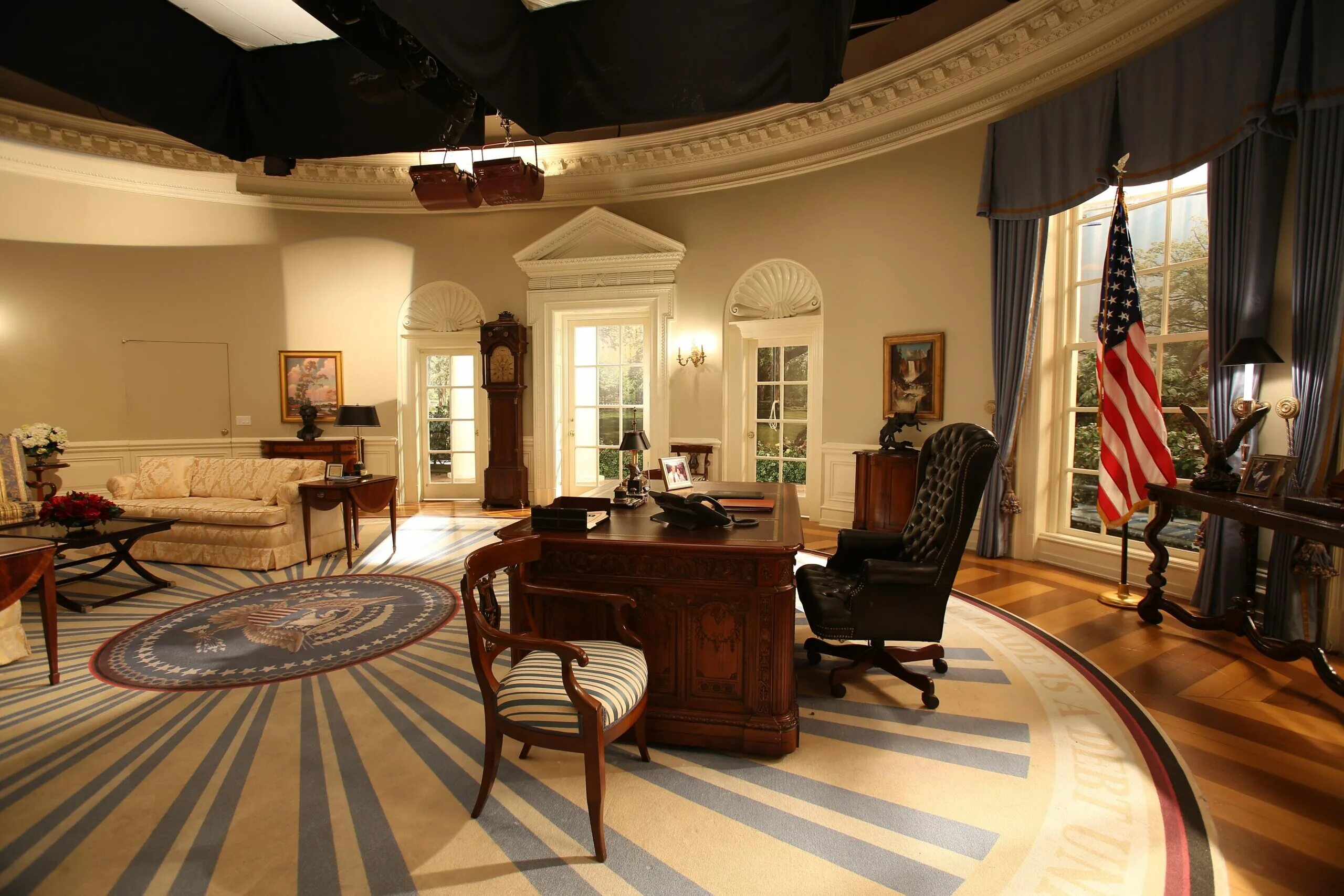Oval office. Стол в белом доме. Oval office. Oval office. Oval office white house.