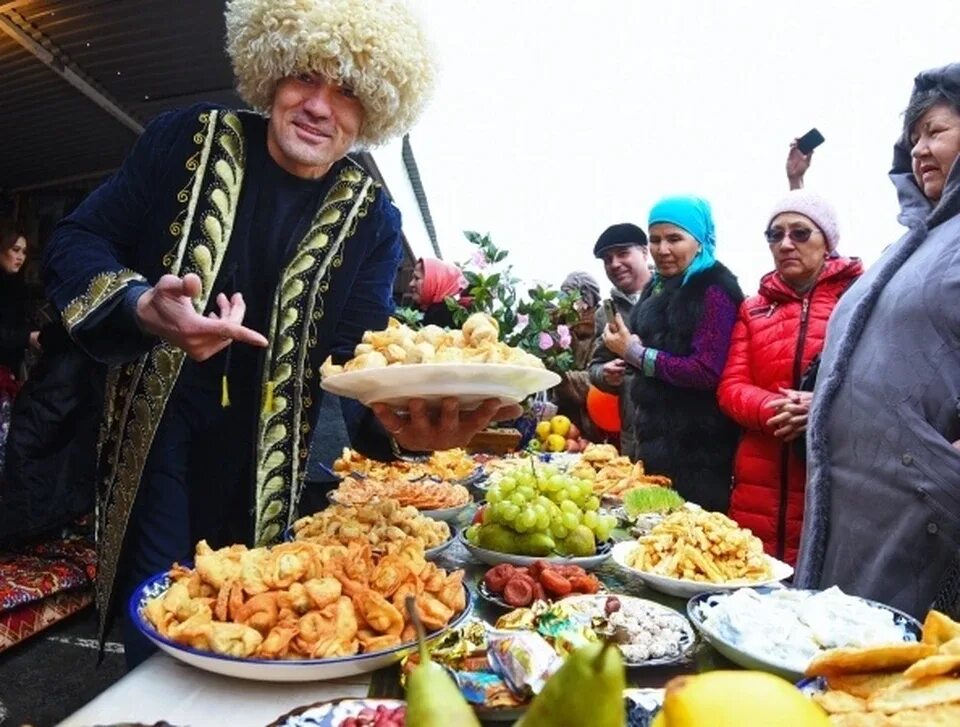 Мусульманский навруз байрам. С праздником Навруз байрам. Навруз Курбан. Мусульманский праздник Новруз. Новруз байрам мусульманский праздник.