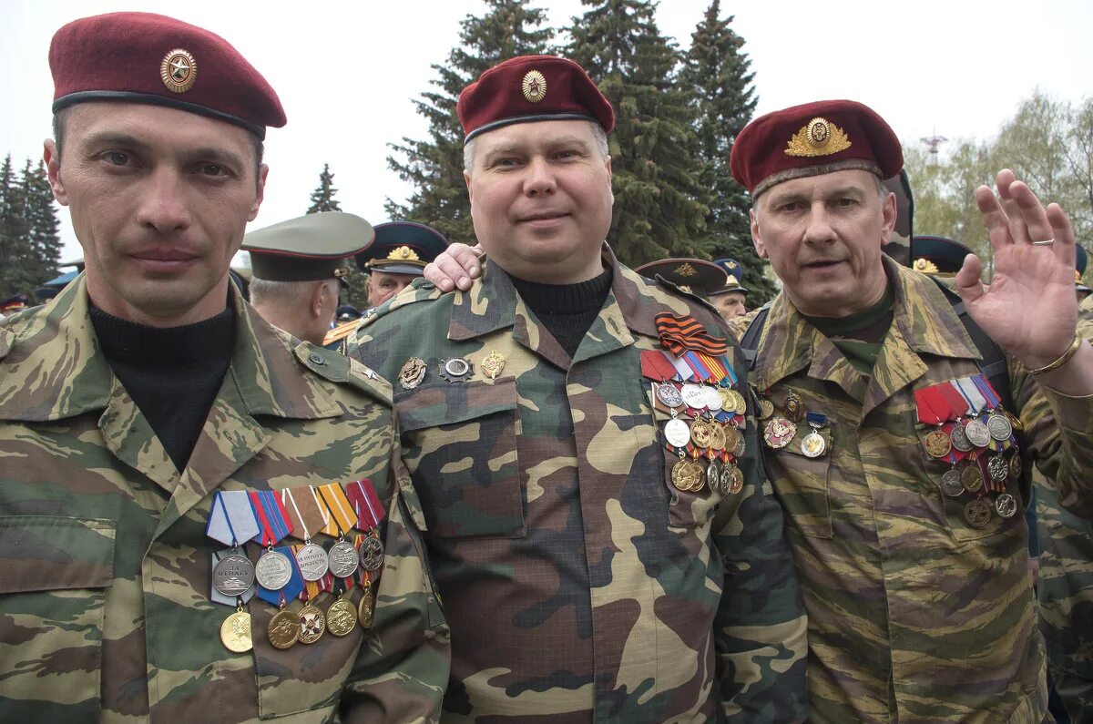Национальная гвардия россии краповые береты. История государственных наград за военные отличия в россии. Золотов росгвардия. Директор росгвардии виктор золотов. Красный и краповый берет.