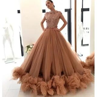Бежевое пышное платье