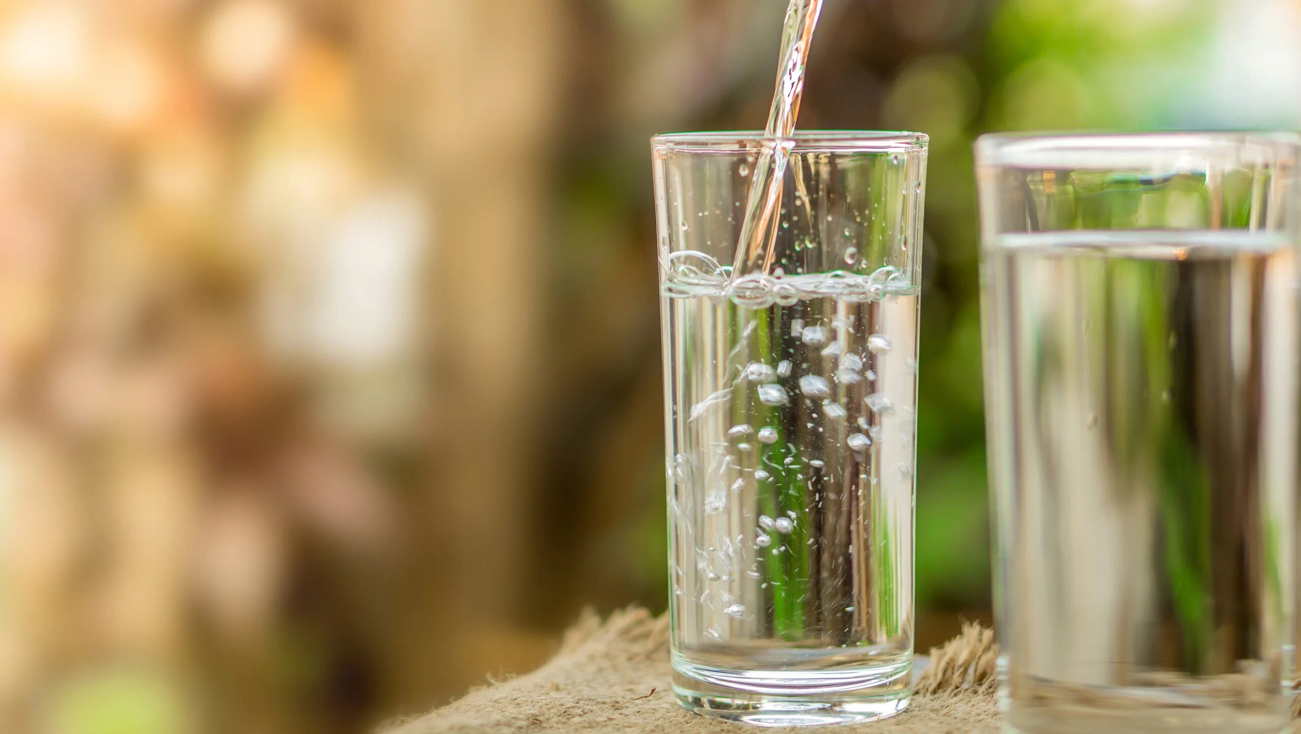 Почему пьют воду во время еды. Стакан воды. Красивые стаканы для воды. Чистая вода. Вода питьевая в стакане.