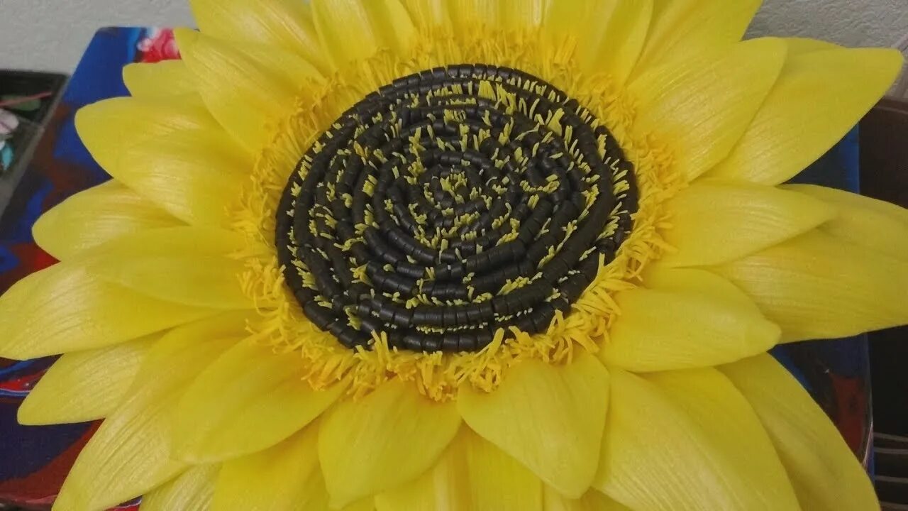 Подсолнухи вышитые лентами. Подсолнух из шерсти. Вышивка лентами подсолнухи. Подсолнух цветоделие. Лепестки канзаши подсолнух.