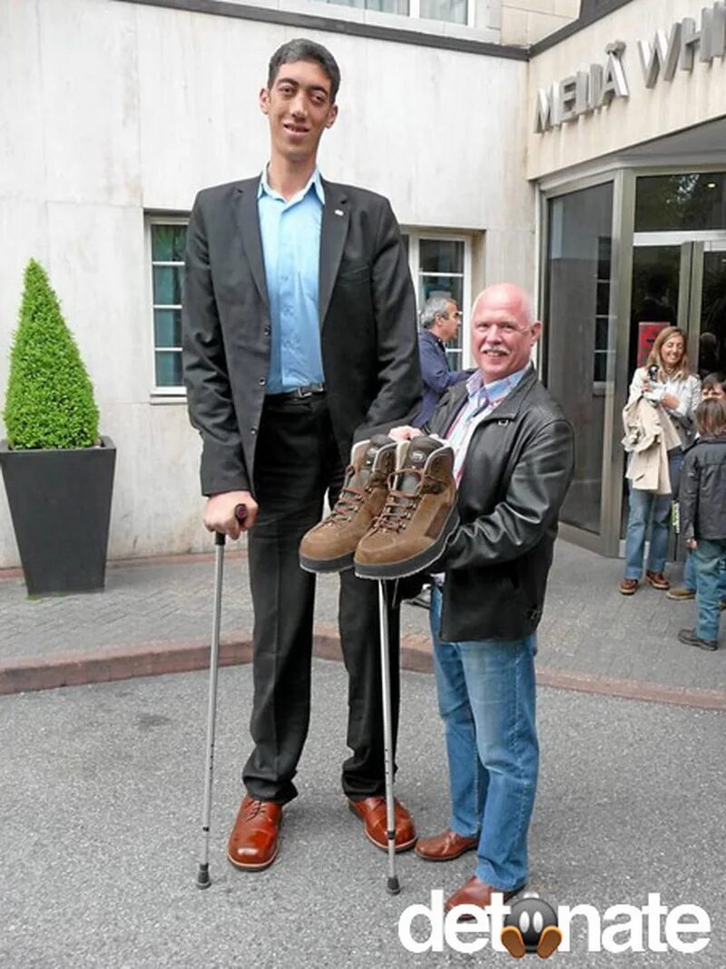 The amazing colossus man. невероятно огромный человек. уменьшающийся человечек. самая большая тыква в мире рекорд гиннесса. рост султана косена.