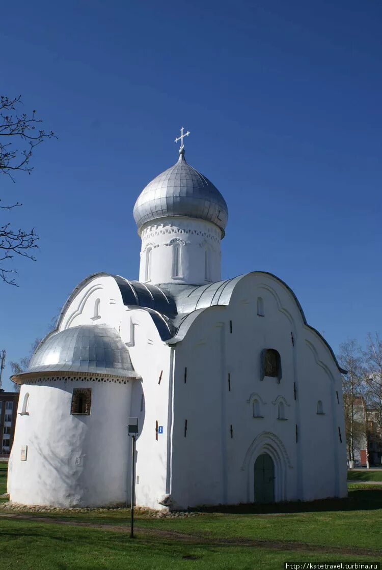 Сайт церквей новгорода. Православная Церковь Великий Новгород. Однокупольный храм в Новгороде. Однокупольные храмы Великого Новгорода. Древняя Церковь Великий Новгород.