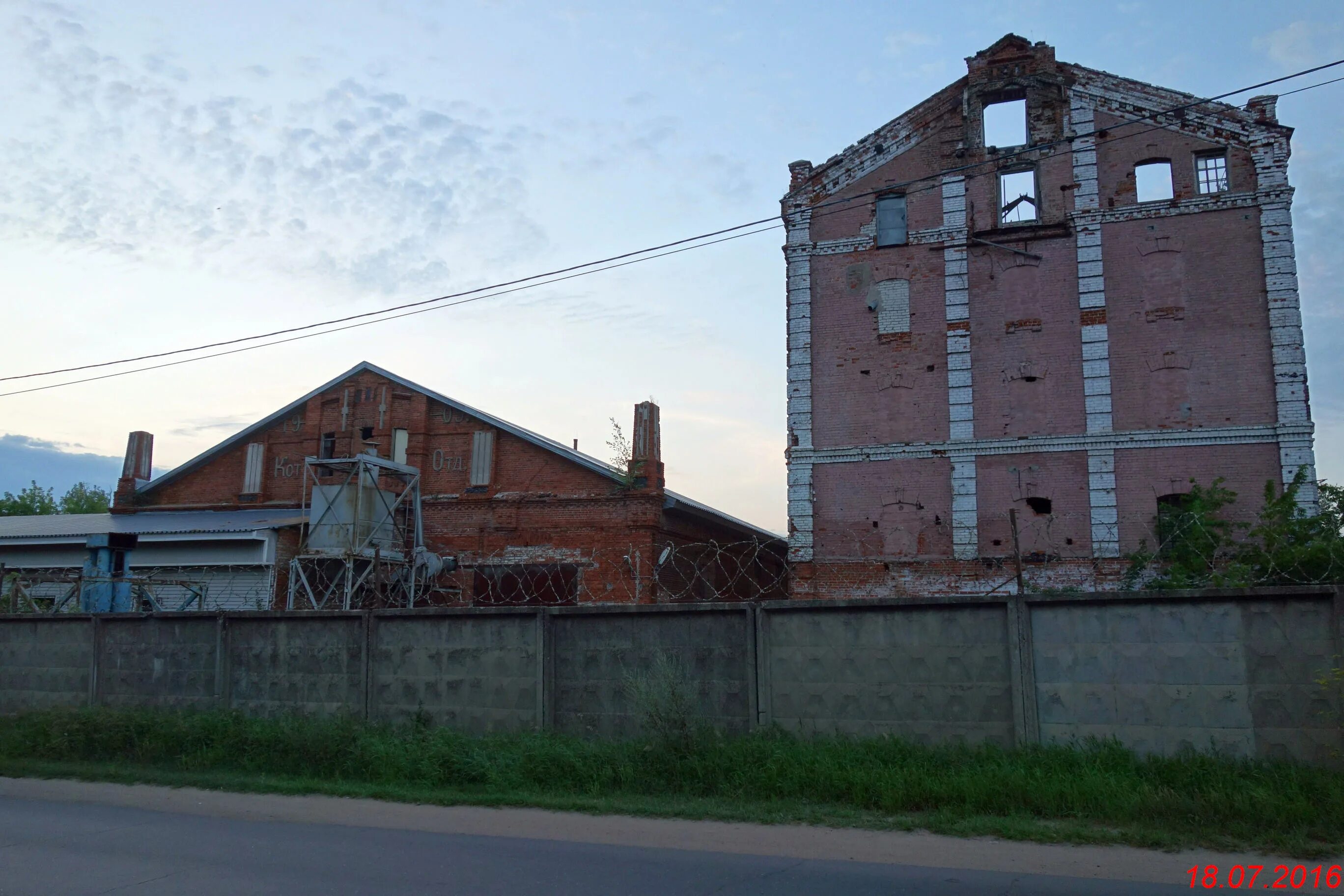 Рыбинские фабрики. Комбикормовый завод Рыбинск. Рыбинский Мукомольный завод Рыбинск. Рыбинский комбикормовый завод Рыбинск. Мельница завод Рыбинск.