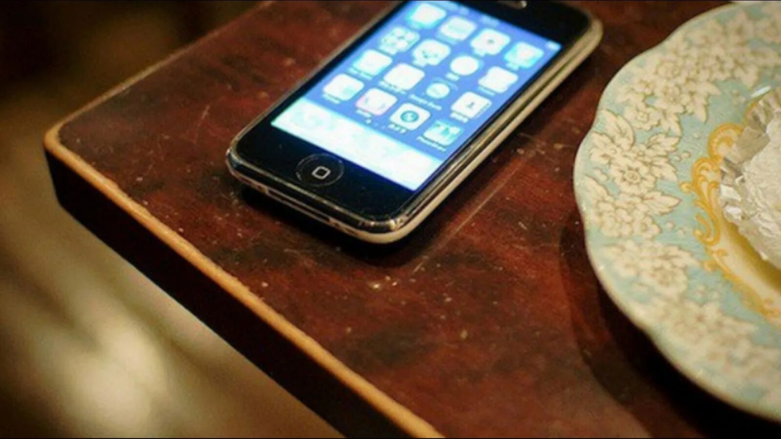Зеркалить телефон. Смартфон на столе. Мобильник на столе. Украл телефон со стола. Мобильный стол.