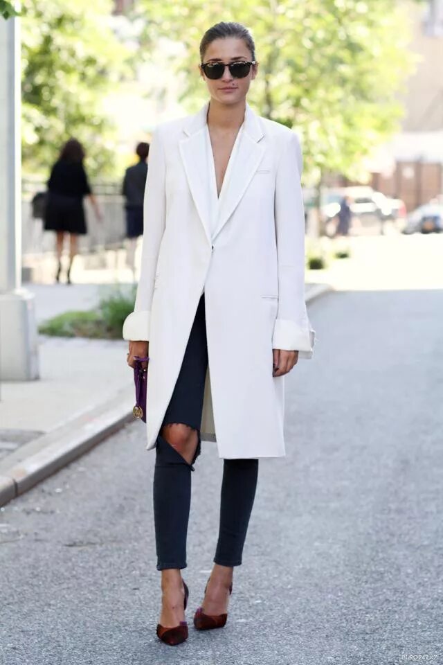 Черное пальто и белые брюки. Белое пальто. Стиль с белым пальто. Белое пальто женское. Белые брюки с пальто.