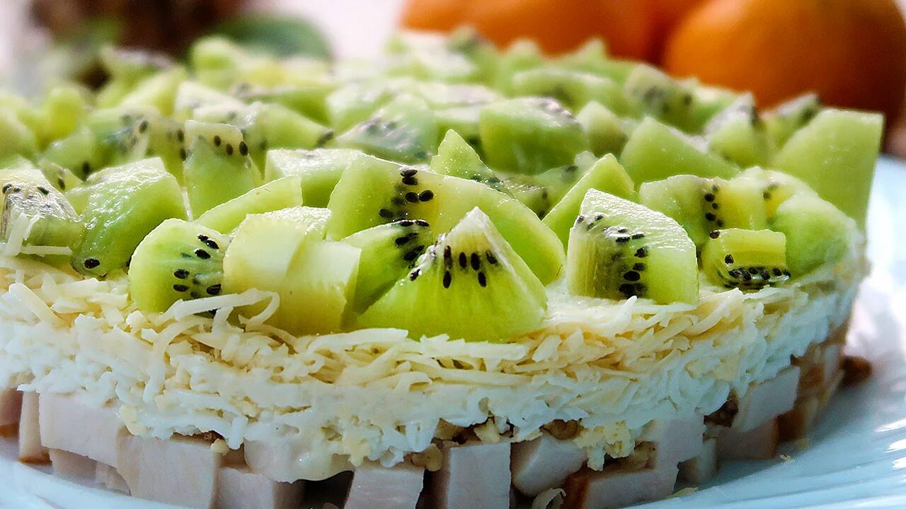 Салаты с киви фото. Салат с киви изумрудный. салат с киви и курицей. салат с киви и курицей слоями. изумрудный салат с киви и курицей.