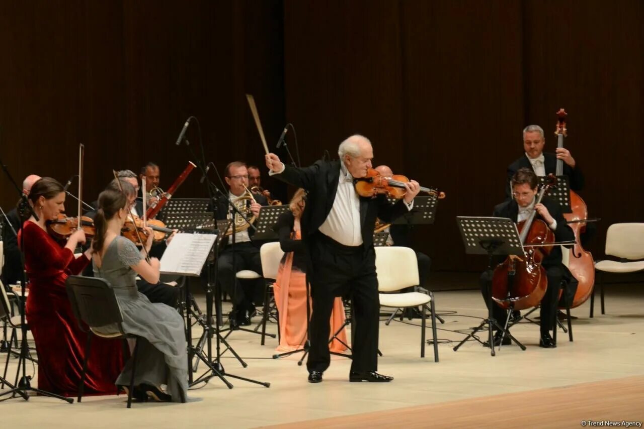 Новогодний концерт венского филармонического оркестра. Новогодний концерт венского филармонического оркестра. Новогодний концерт венского филармонического оркестра 2021. Венский концерт 1 января 2024 года. В 2018 году приезжали с концертом органисты мира.