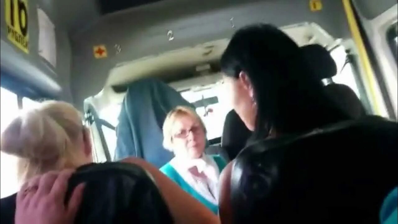 Показал в автобусе женщинам