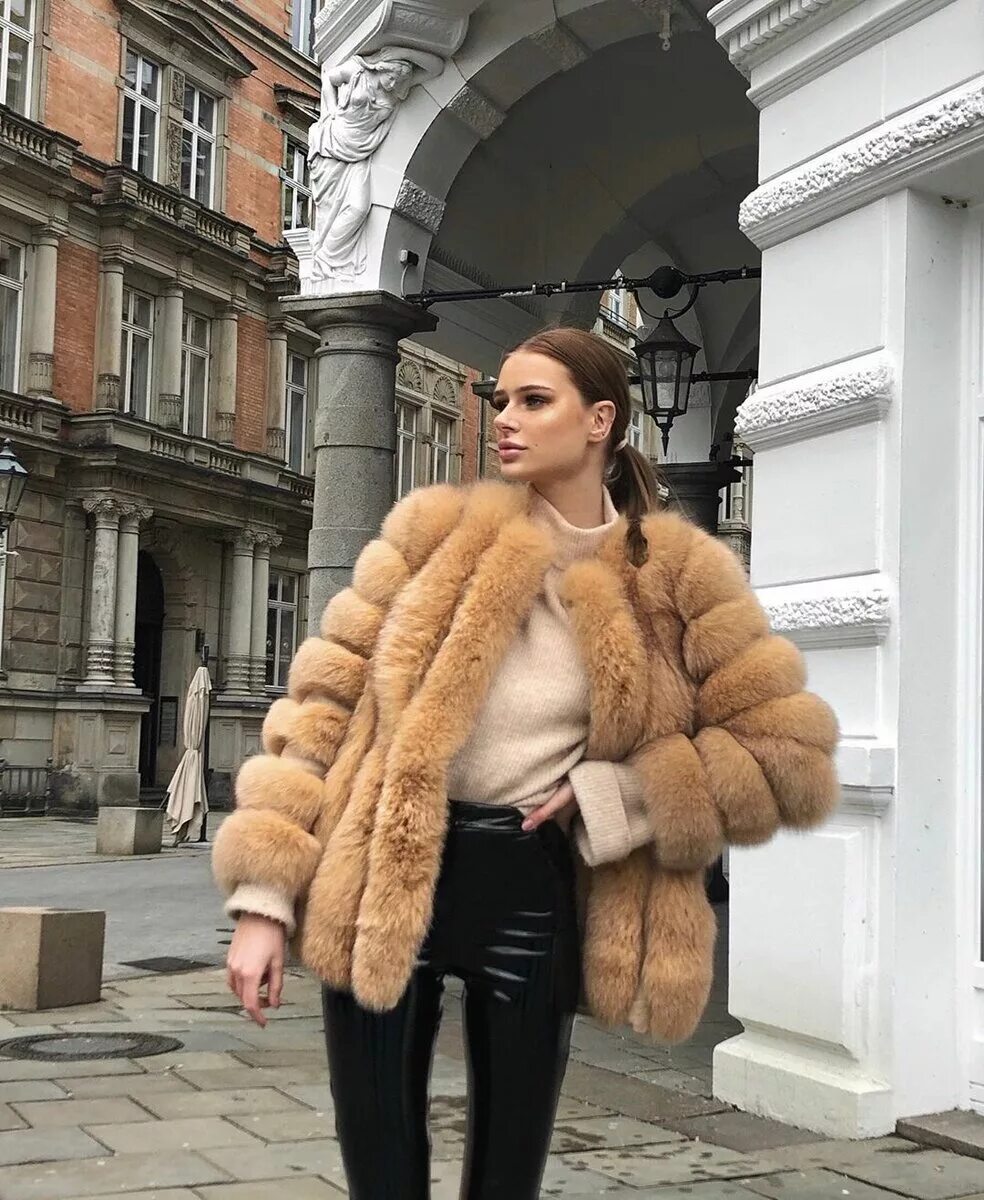 девушка в шубе. шуба короткая. шуба была красивая но короткая. стильная шуба. шуба из песца джессика паркер.