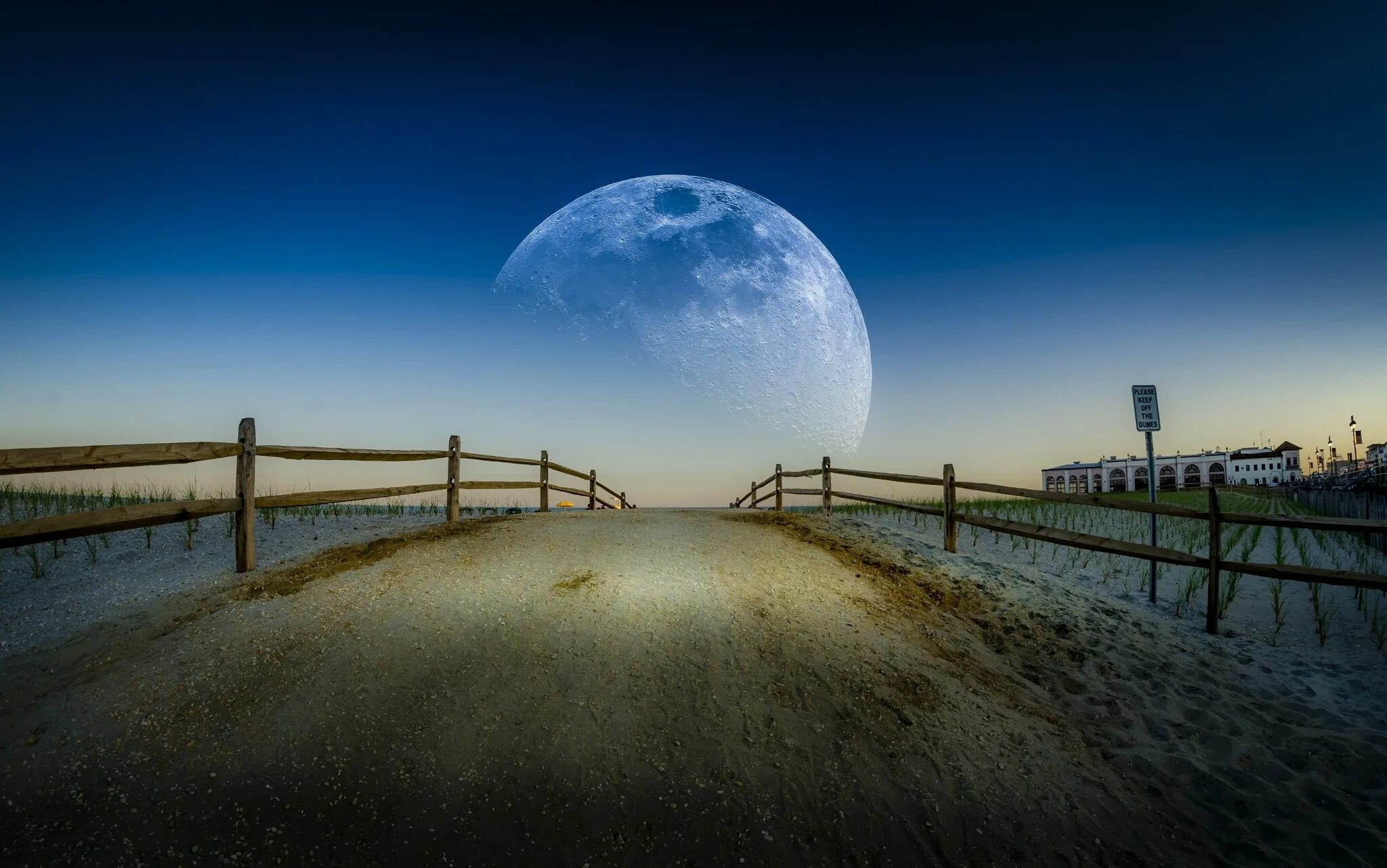 The moon is beautiful. Лунная дорога. Огромная Луна и дорога. Огромная Луна на горизонте. Дорога к Луне.