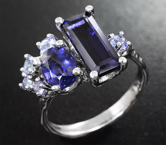 Кольцо с танзанитом МЮЗ. Золотое кольцо с танзанитом 3 камня. Танзанит кольцо серебро с 2 камнями. Кольцо с иолитом.