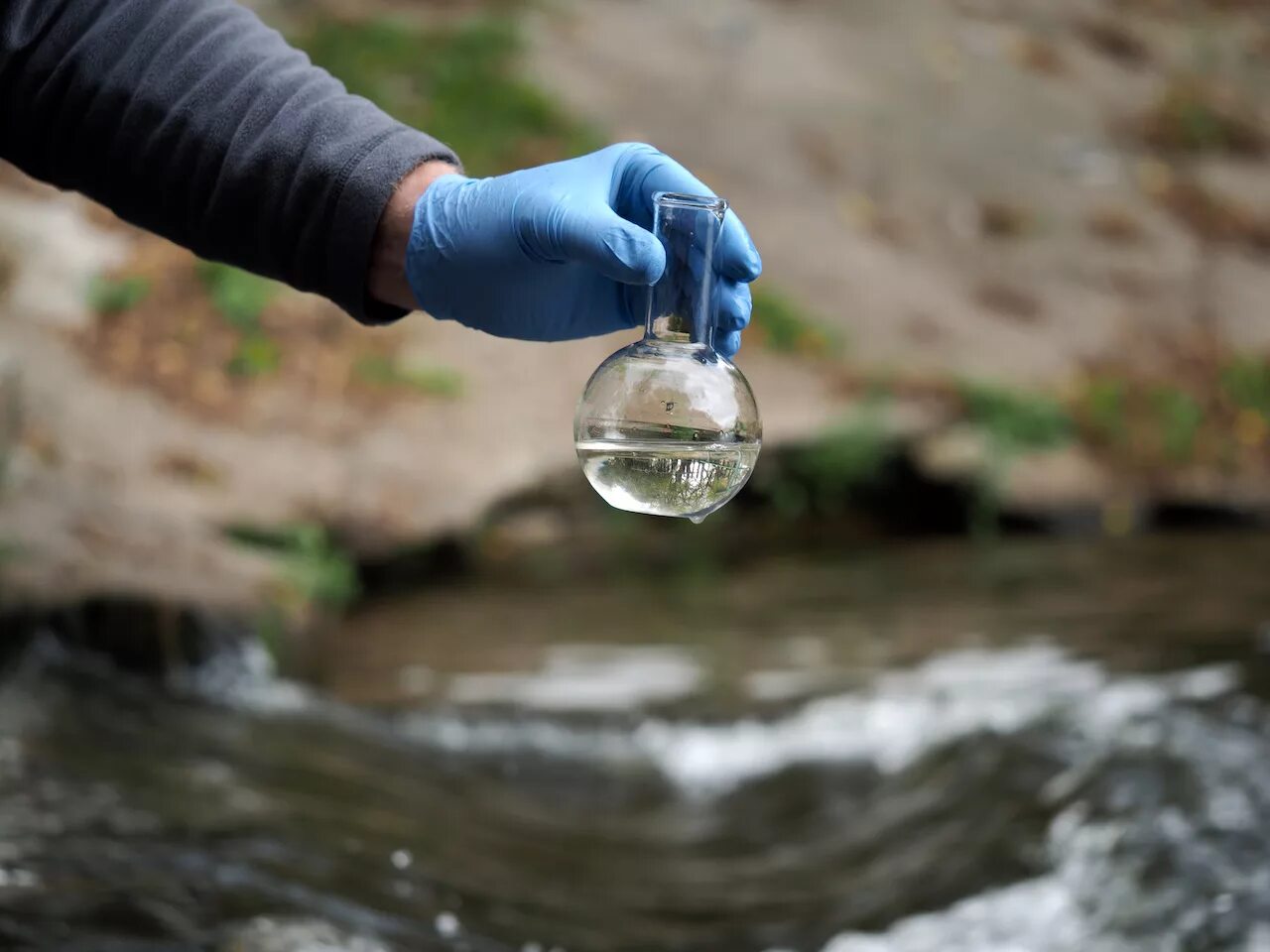 Навели на воду. Пробы воды. Экология воды. Забор проб воды. Качество воды.