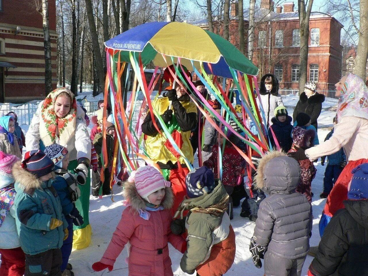 Масленица в садике. Масленица в детском саду на улице. Празднование Масленицы в детском саду. Украшения на Масленицу для улицы в детском саду.