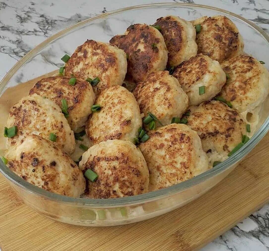 Рецепт сочных котлет без хлеба. Куриные котлеты. сочные и нежные куриные котлеты. биточки куриные. куриные котлеты вкусные и сочные.