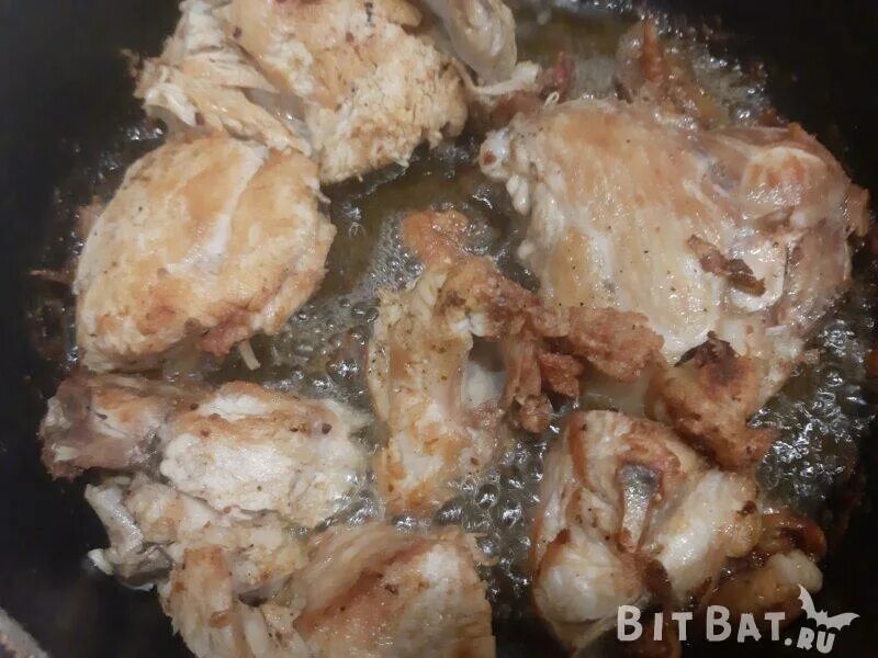 Тушёная курица на сковороде с луком. Курица кусочками на сковороде с луком. Куриные кусочки жареные с луком. Курица жареная на сковороде с луком.