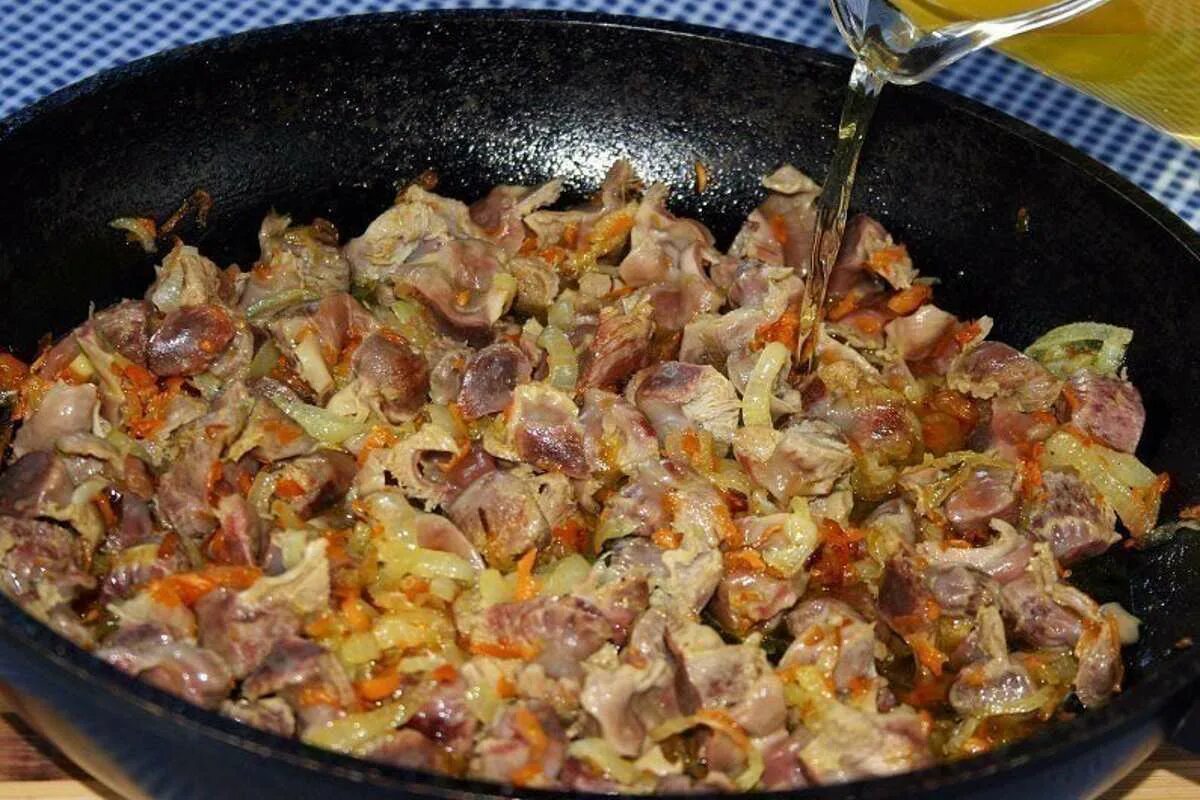 Рецепты с потрохами с фото. Желудочки куриные. Блюда из куриных желудков. Куриные пупки жареные.