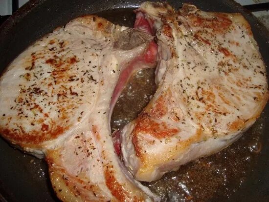 Стейк из свинины в духовке. Антрекот по бретонски. Как приготовить антрекот из свинины сочным. Сочные стейки в духовке. Антрекот из свинины.