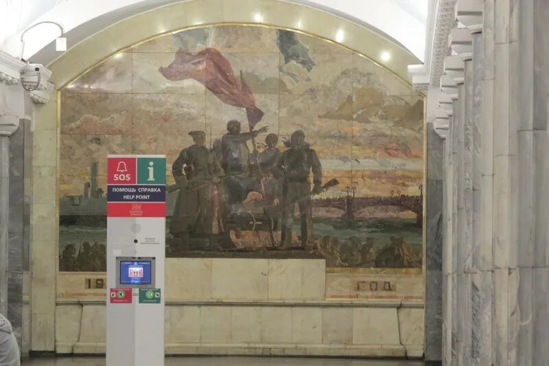 Нарвская какое метро. Метро нарвская вестибюль скульптуры. нарвская метро статуя вестибюля. станция метро нарвская кгиоп. нарвская станция метро люстра.