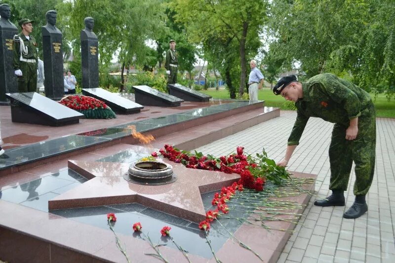 Брюховецкий район краснодарский край станицы. Мемориальный комплекс Скорбящая мать Брюховецкий район. Скорбящая мать в станице Брюховецкой. Вечный огонь в станице Брюховецкая. Освобождение станицы Брюховецкой.