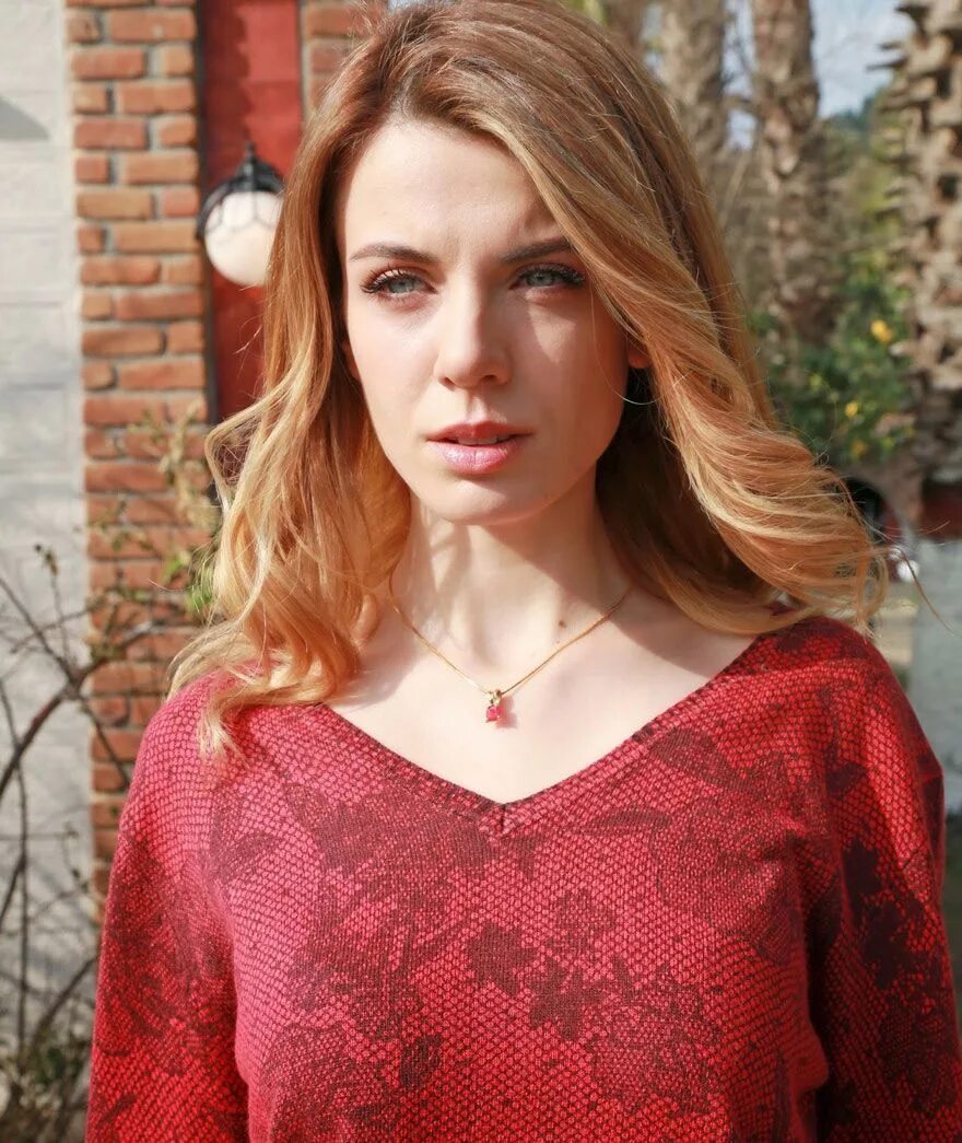 Башак парлак. Башак. басак гюмюльчинелиоглу. башак актриса. турецкая актриса башак.