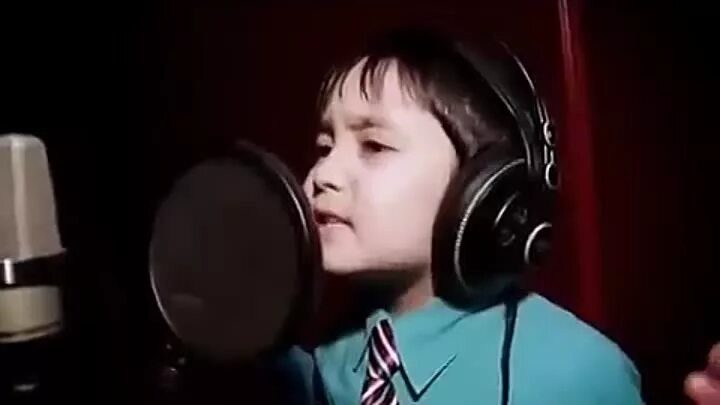 Мальчик поет про. Узбекский мальчик поет про маму. Маленький мальчик поет песню. Самая самая мальчик поет. Мальчик поет про маму.