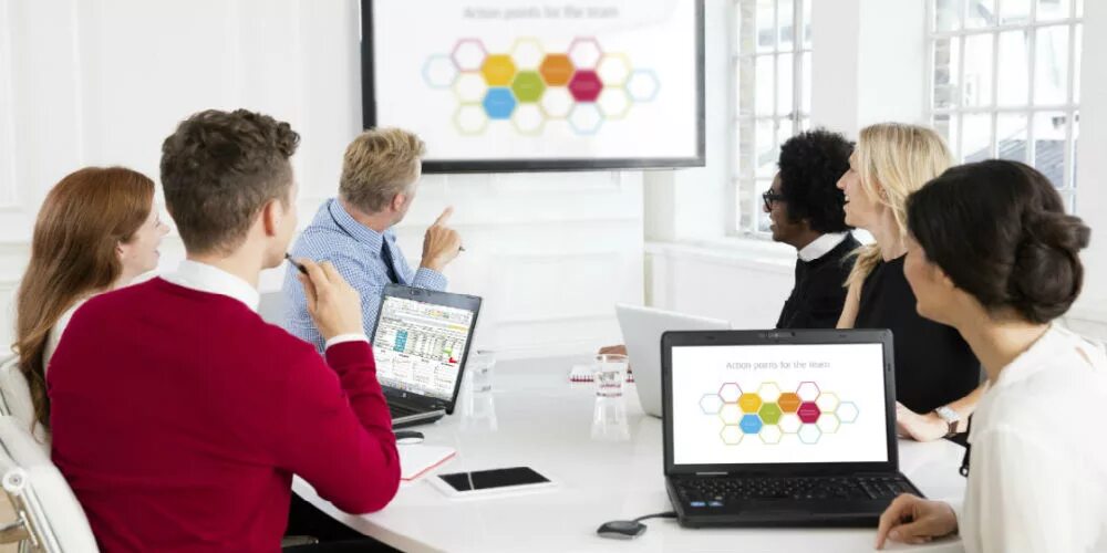 Совещание программистов. Офис совещание проводит женщина для карты желаний. Внимательный собеседник. Meet easier. Собеседование.