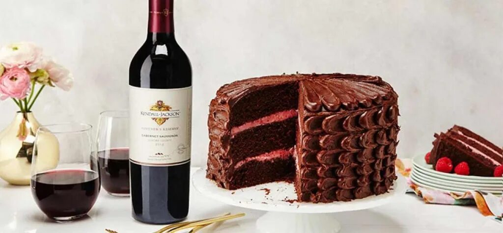 Торт и вино. Вино и десерт. Торт и шампанское. Красное вино и торт. К сладкому вину