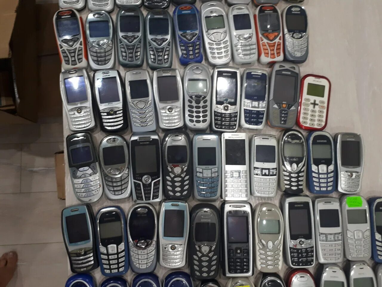 Старые телефоны омск. Коллекция старинных телефонов. Старые модели телефонов. Модель старинного телефона. Старые телефоны в магазине.