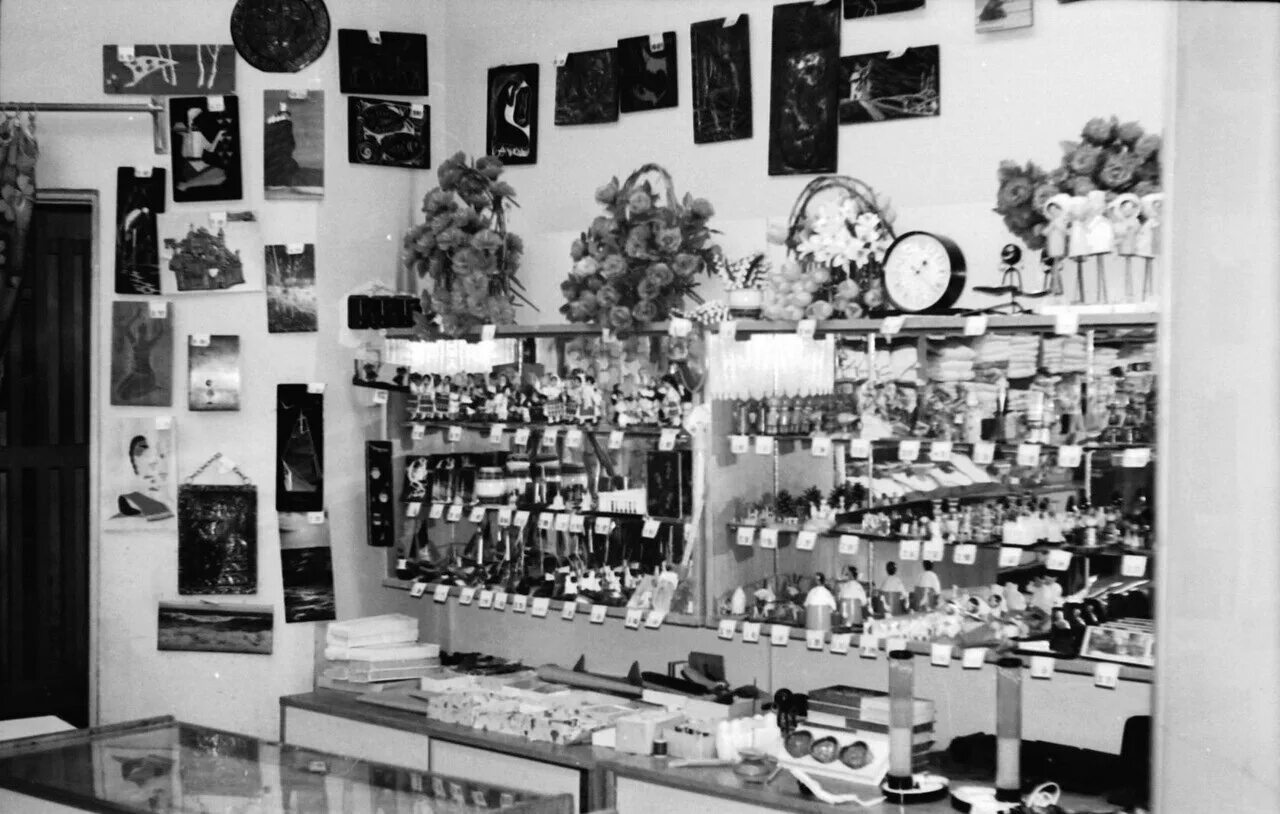 Сувениры советские прилавки. Галантерея ссср магазин. Галантерейные магазины ссср. Магазин советских сувениров. Ссср сувенир кубок.