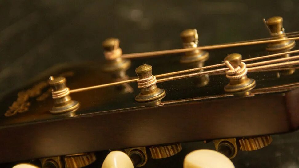 Звон струн. Крепление струн на акустической гитаре. Бронзовые струны. Меняем струны на акустической гитаре. Акустическая гитара 24 струны.