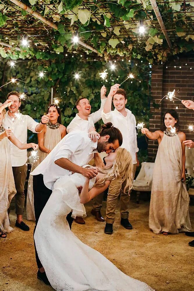The wedding party. Бенгальские огни на свадьбе. Вечеринка конфетти. Тусовка свадьба. The wedding party.