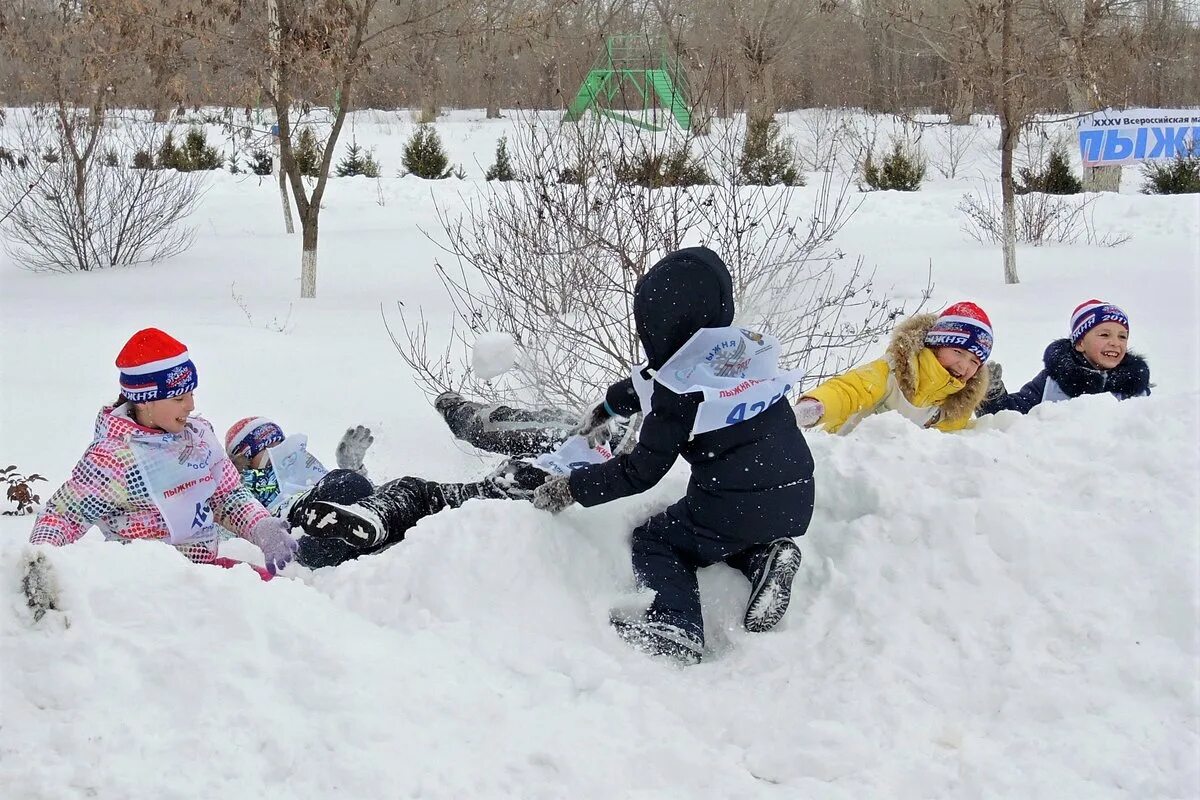 Горка в санкт-петербурге никольский ряды. Зимние развлечения. Каток лапландия спб. Каток в санкт-петербурге на дворцовой. Севкабель каток спб.