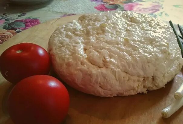 Буйволиный сыр Абхазия. Абхазский сыр копченый. Абхазский сулугуни.