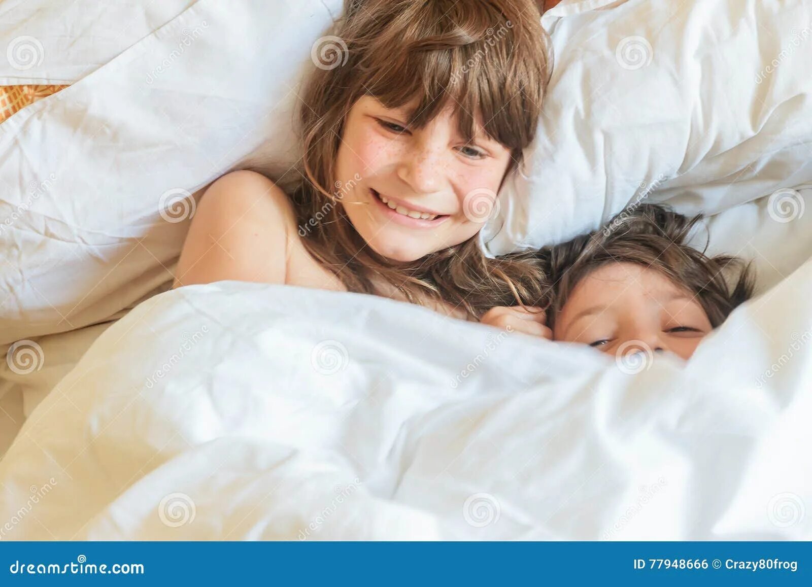 Мальчик с девочкой в постели. Спят девчонки мальчишки. Спящий мальчик. Спят девчонки мальчишки. Два мальчика спят.