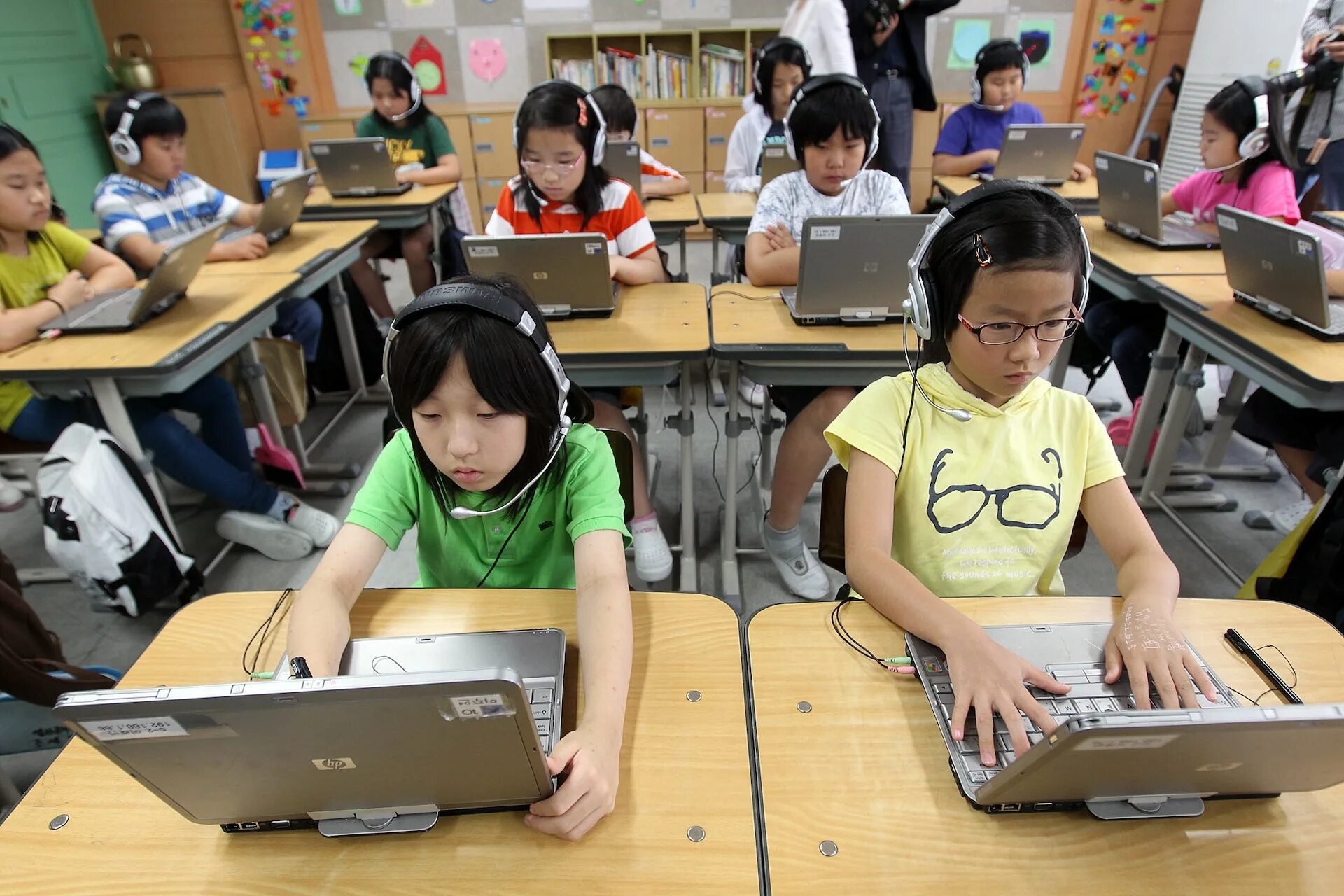 Обучение китайских детей. Начальная школа в Корее. Южная Корея школа. Японские дети в школе. Образование в Корее начальная школа.